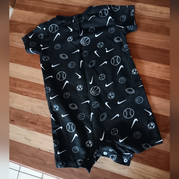 12 mo NWOT Nike outfit - Picture 3 of 3
